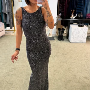 Abito smanicato lungo nero in velluto con cristalli tw