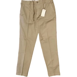 Pantalone con tasca a toppa