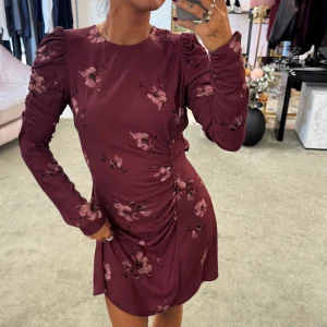 Abito dora corto MAR DE MARGARITAS bordeaux con fiori