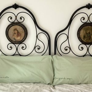 FEDERE “DORMO MOLTO / HO GRANDI SOGNI” ricamate a mano (menta)