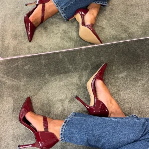 Décolleté bordeaux in vernice con listino