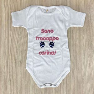 Body neonata con scritta “Sono troppo carina!”