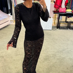 Abito lungo nero in pizzo ks