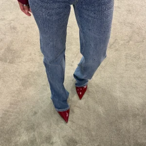 Jeans straight denim medio con cristalli fr