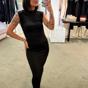 Abito lungo tubino nero smanicato elasticizzato con arricciature gl