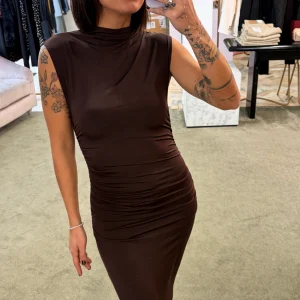 Abito lungo tubino cioccolato smanicato con arricciature gl