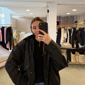 Trench nero corto con cappuccio sy