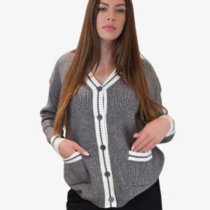 Cardigan a bottoni: comfort e stile in un unico capo