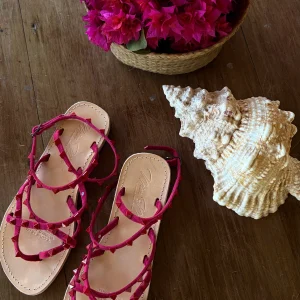 Ciabattina infradito Tiana rossa con borchie