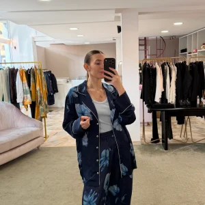 Pantaloni rosie MAR DE MARGARITAS blu con fiori azzurri