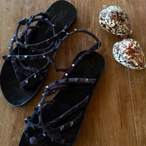 Ciabattina infradito Tiana nera con borchie