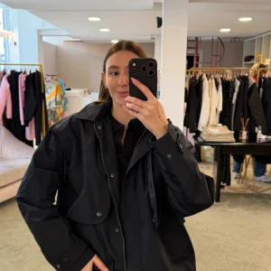 Trench blu notte corto con cappuccio sy