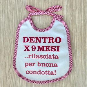 Bavetta con scritta “DENTRO X 9 MESI..rilasciata per buona condotta”