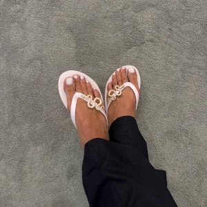 Ciabattina infradito in gomma rosa nude con serpente