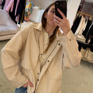 Trench panna corto con cappuccio sy