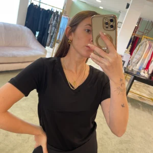 T-shirt nera scollo a v sy