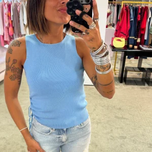 Canotta azzurra in maglia con fiocco jx