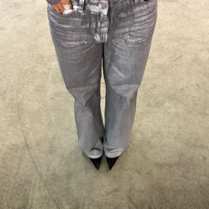 Jeans straight grigio argento spalmato fr