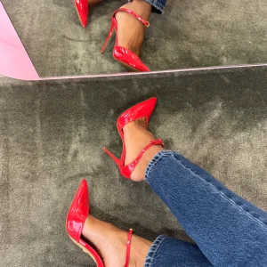 Décolleté rosse in vernice con cinturino