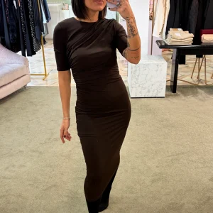 Abito midi cioccolato elasticizzato manica corta con arricciature gl