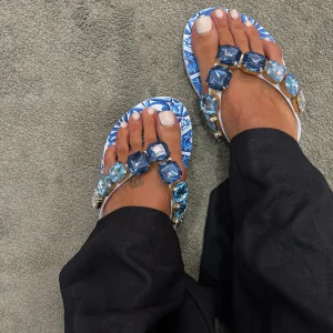 Ciabattina infradito in gomma azzurra con maioliche e pietre