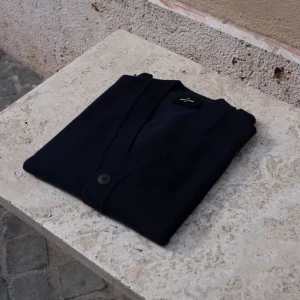 CARDIGAN 4 BOTTONI CON SPALLA SCESA