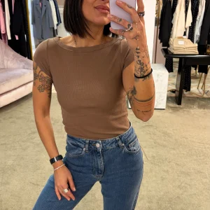 T-shirt fifi nocciola a costine jx