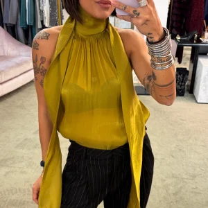 Camicia oliva smanicata con sciarpina Actualee