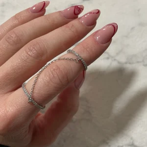 Anello double con catena in argento e zirconi