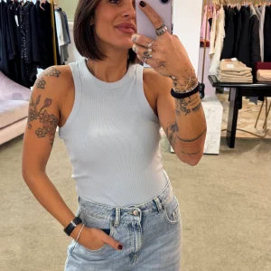 Canotta azzurra a costine scollo all'americana jx