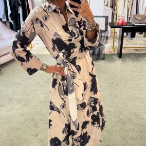 Abito beige con fiori neri a portafoglio  sl