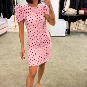 Abito karin corto MAR DE MARGARITAS rosa con fiori rossi