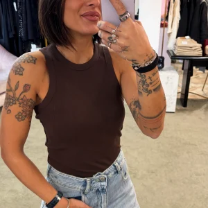 Canotta cioccolato a costine scollo all'americana jx