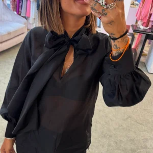 Camicia nera con fiocco Actualee