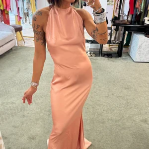 Abito lungo rosa in satin scollo all'americana ks