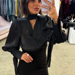 Camicia nera scollo a v con bottoncini e sciarpina Actualee