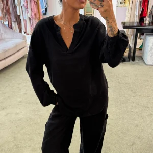 Blusa nera in lino sy