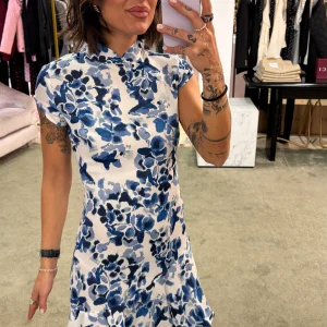 Abito swami corto MAR DE MARGARITAS bianco con fiori blu