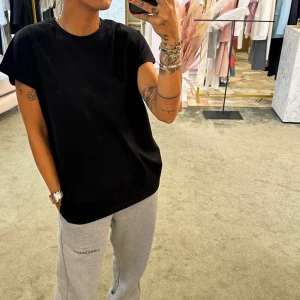 T-shirt nera manica scesa