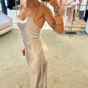 Abito satin argento sottoveste con arricciatura