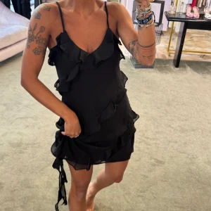 Abito corto con volant nero