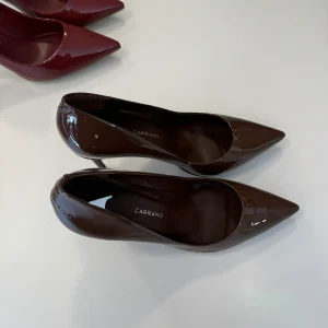 Décolleté in vernice marrone caramello