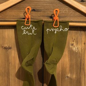CALZINI GAMBALE 13CM * CUTE BUT – PSYCHO (Verde oliva ricamo rosa chiaro taglia 39/41)