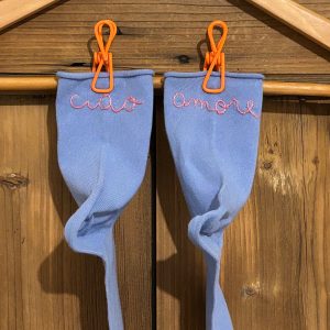 CALZINI GAMBALE 13CM * CIAO – AMORE (Azzurro ricamo rosa taglia 36/38)