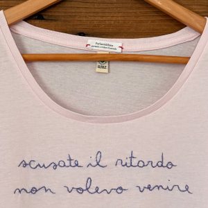 SCUSATE IL RITARDO NON VOLEVO VENIRE – XL WOMAN BIO ROSA (LIMITED EDITION) ricamo viola
